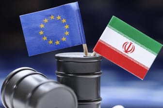 EU- und Iran-Fahne in Ölfässern: Deutschland, Frankreich und Großbritannien gründen ein System zur Umgehung von Iran-Sanktionen der USA – so könnte Öl wieder nach Europa geliefert werden. (Symbolbild)
