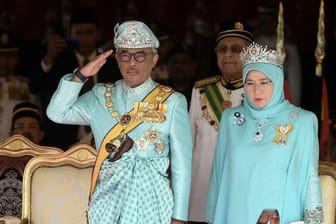 Malaysias neuer König Tengku Abdullah neben seiner Frau, Königin Tunku Azizah Aminah Maimunah.