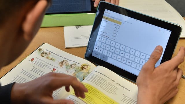 Mit dem Digitalpakt Schule sollen fünf Milliarden Euro vom Bund an die Länder fließen.