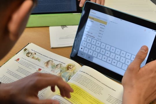 Mit dem Digitalpakt Schule sollen fünf Milliarden Euro vom Bund an die Länder fließen.