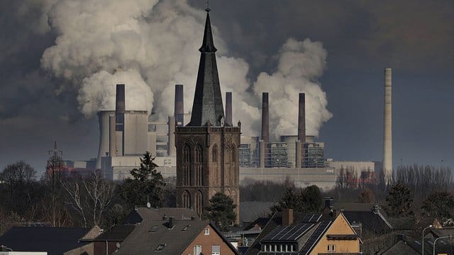Rauch und Dampf steigen aus dem RWE Braunkohlekraftwerk Neurath hinter der St. Rauch und Dampf steigen aus dem RWE Braunkohlekraftwerk Neurath hinter der St.