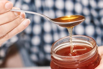 Honig aus dem Glas: Mehr als ein Kilo des süßen Bienenprodukts isst jeder Bundesbürger im Schnitt pro Jahr.