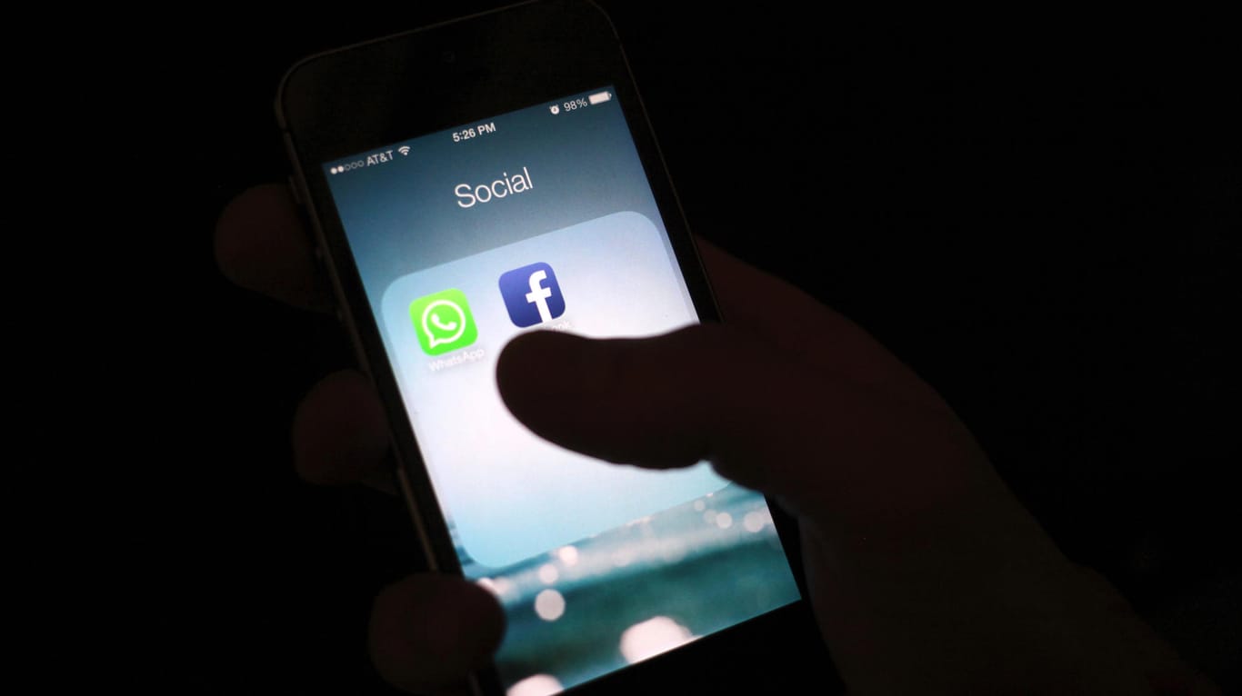 Die Facebook-App auf einem Handy: Apple schmeißt interne Apps des sozialen Netzwerkes aus seinem Programm.