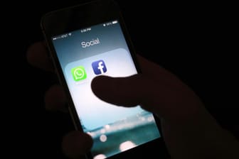 Die Facebook-App auf einem Handy: Apple schmeißt interne Apps des sozialen Netzwerkes aus seinem Programm.