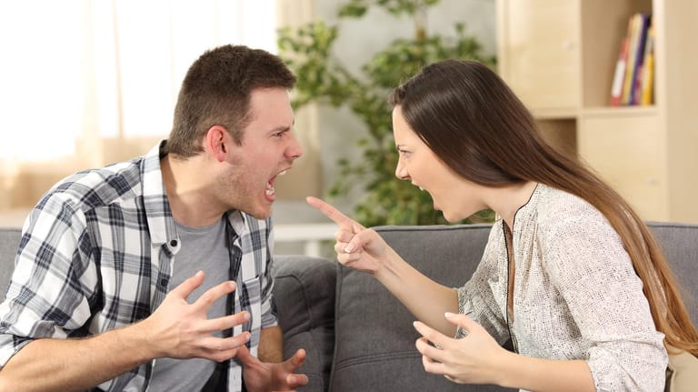 Ein Mann und eine Frau beim Streit (Symbolbild): In Chats unter Familienmitgliedern dürfen auch heftige Worte fallen, hat ein Gericht entschieden.