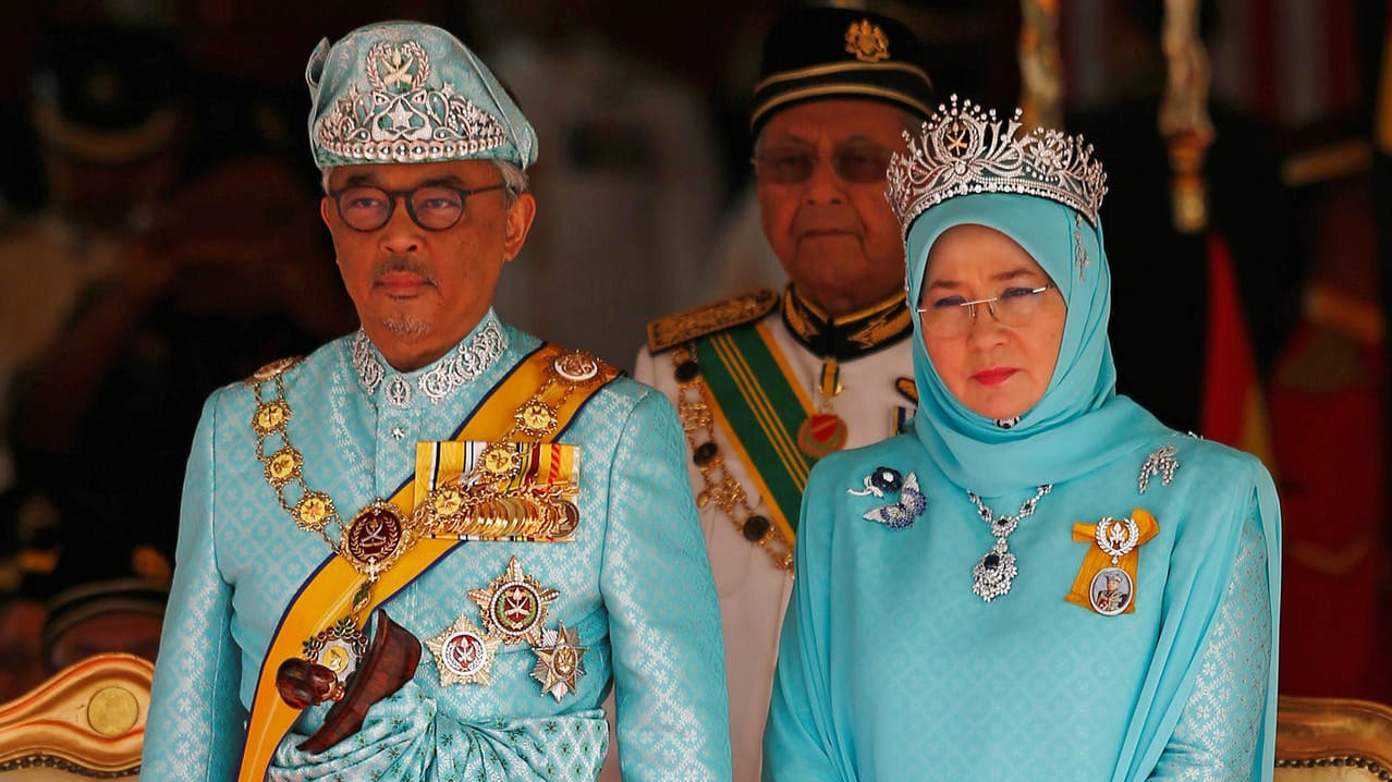 König Tengku Abdullah und Königin Tunku Azizah Aminah Maimunah: Hier bei der Willkommenszeremonie im Parlamentsgebäude in Kuala Lumpur.