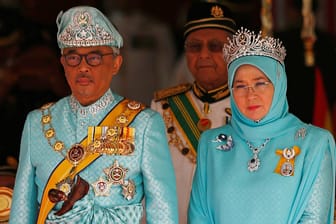 König Tengku Abdullah und Königin Tunku Azizah Aminah Maimunah: Hier bei der Willkommenszeremonie im Parlamentsgebäude in Kuala Lumpur.
