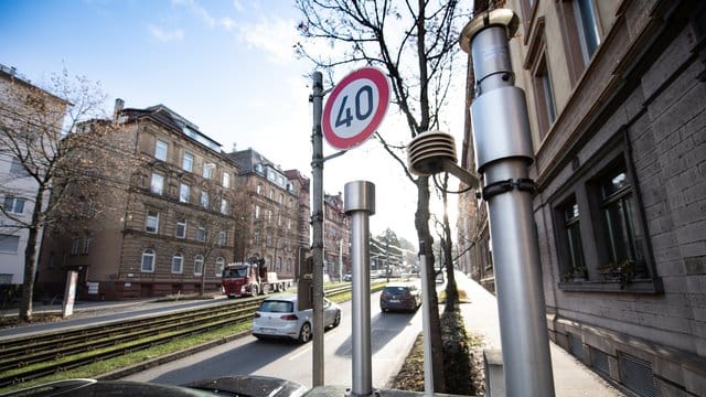 Eine Feinstaub-Messstation an der Hohenheimer Straße in Stuttgart.