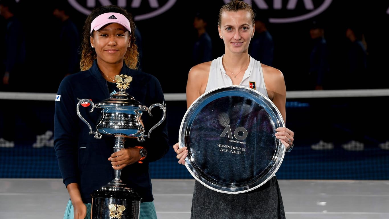 Osaka (li.) mit der Australian-Open-Trophäe, daneben Finalgegnerin Kvitova.
