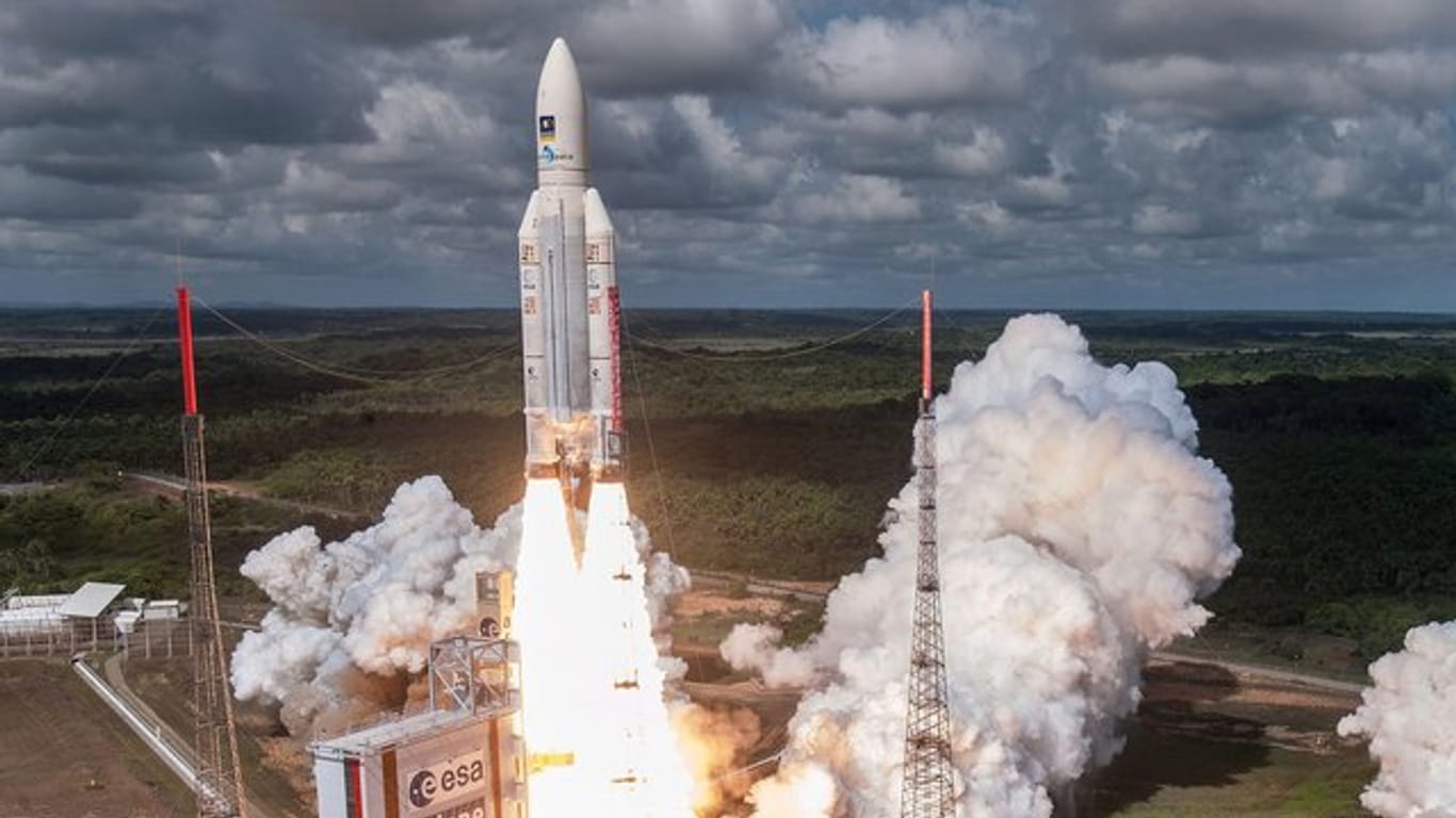 Eine Ariane 5 Rakete startet 2016 in Französisch-Guyana.