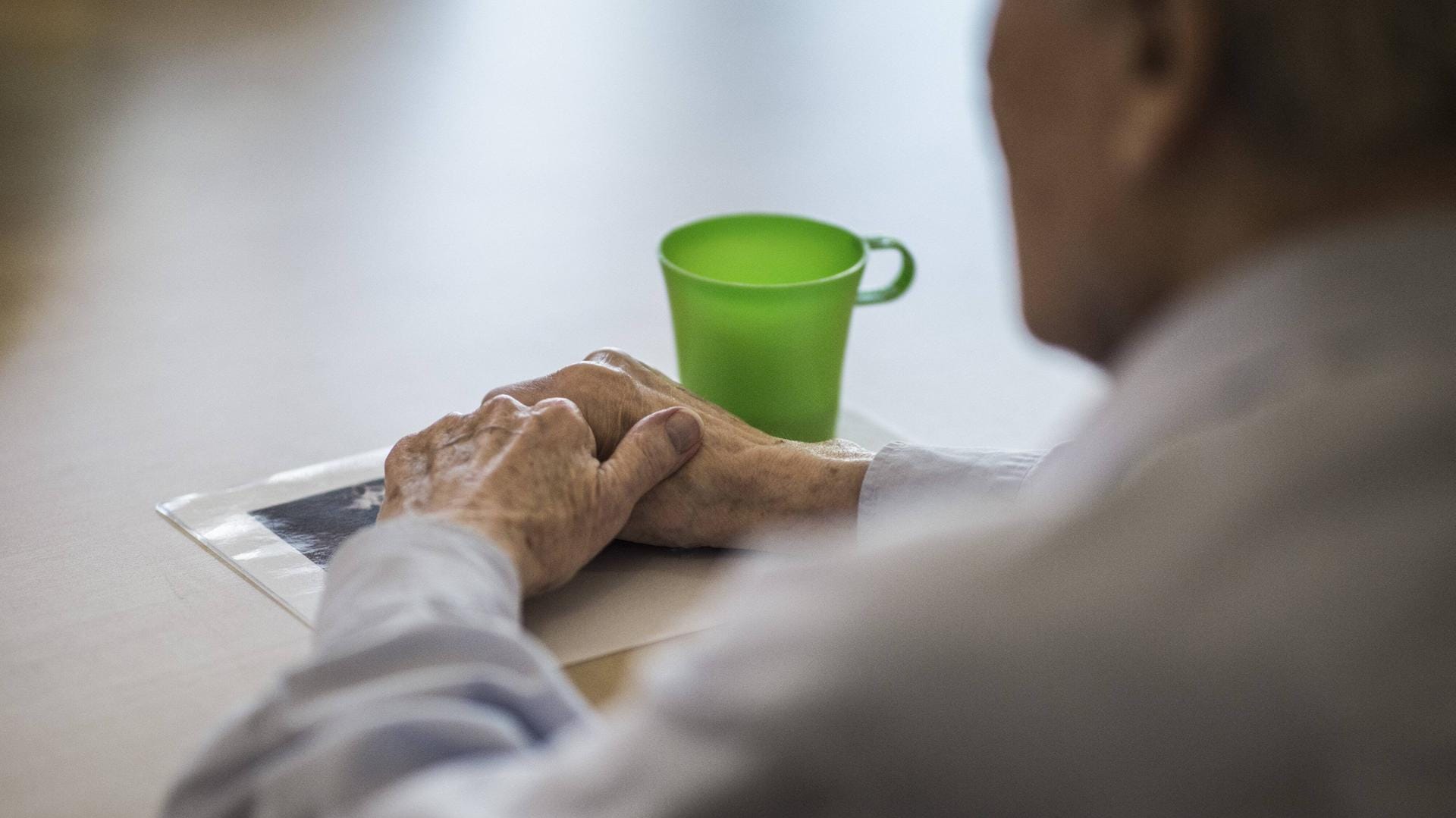 Opferrente: Die Bundesregierung hat NS-Opfern bei einem Umzug in ein Heim bisher die Unterstützung gekürzt – das Finanzministerium hat diese umstrittene Regelung nun aufgehoben. (Symbolbild) Opferrente: Die Bundesregierung hat NS-Opfern bei einem Umzug in ein Heim bisher die Unterstützung gekürzt – das Finanzministerium hat diese umstrittene Regelung nun aufgehoben. (Symbolbild)