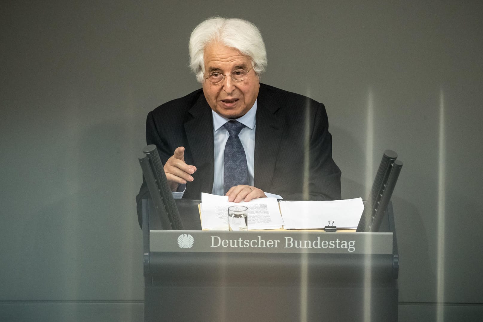 Der Historiker und Holocaust-Überlebende Saul Friedländer spricht im Bundestag: Seine Eltern wurden in Auschwitz ermordet, er überlebte als Kind versteckt in Frankreich.