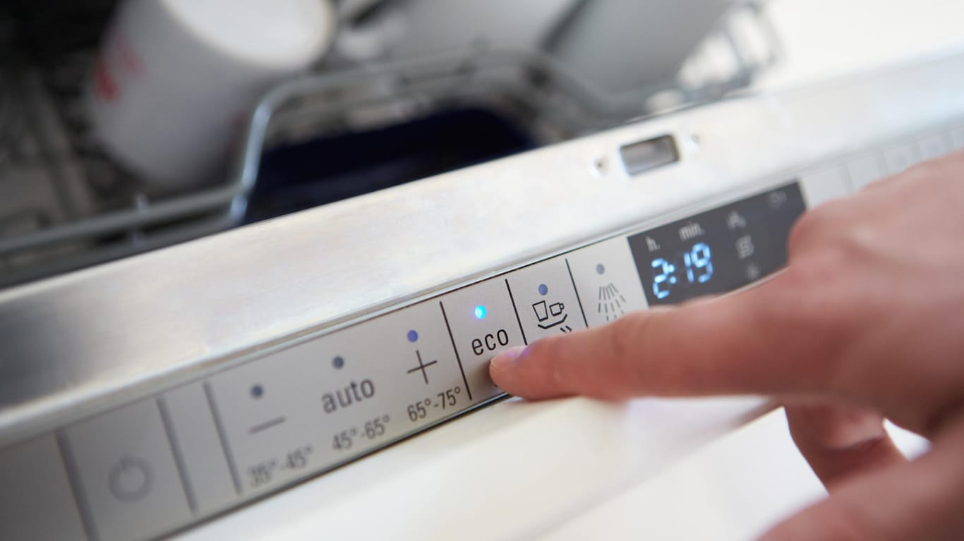 Spülmaschine: Das Eco-Programm dauert zwar länger, das Geschirr wird aber trotzdem sauber.