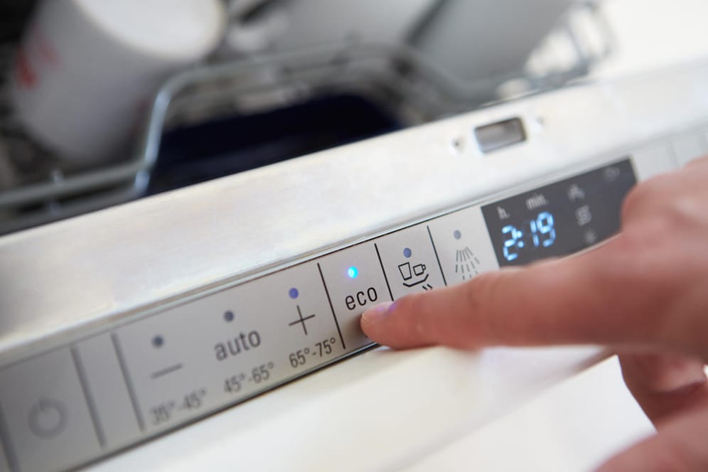 Spülmaschine: Das Eco-Programm dauert zwar länger, das Geschirr wird aber trotzdem sauber.