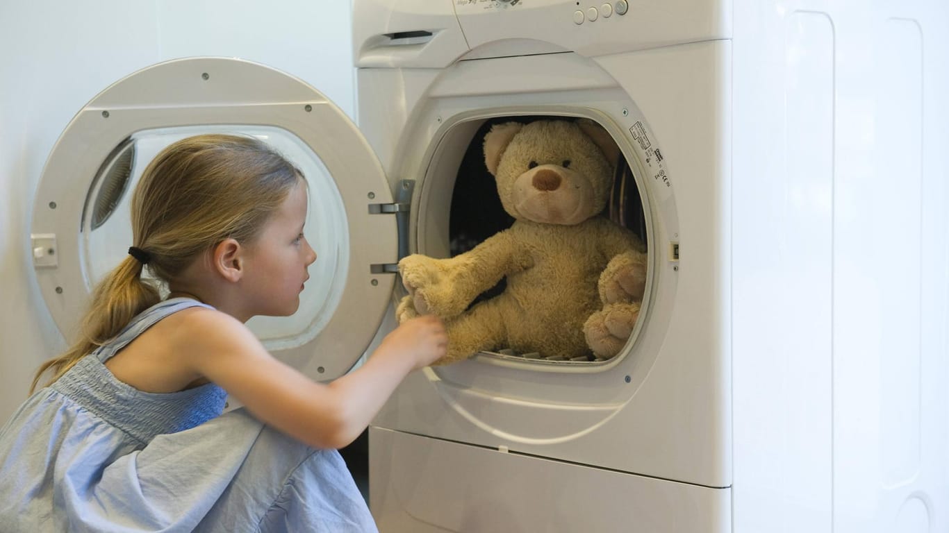 Kuscheltier in der Waschmaschine: Verträgt Teddy heißes Waschwasser? Im Eco-Modus wird er schonend sauber.