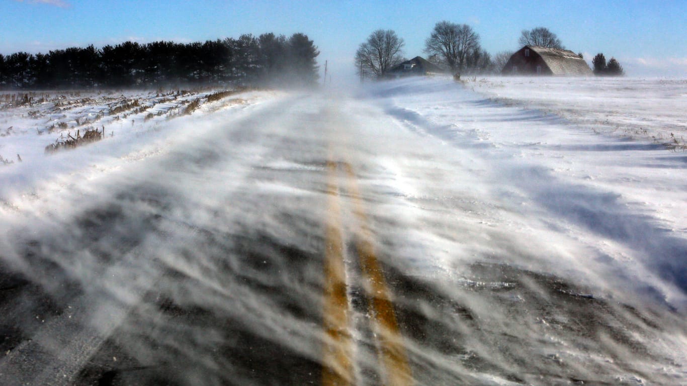 Schnee weht über eine Straße in Lancaster County, Pennsylvania: Die Schwäche des Jetstreams lässt kalte Luft vom Nordpol nach Süden entweichen.