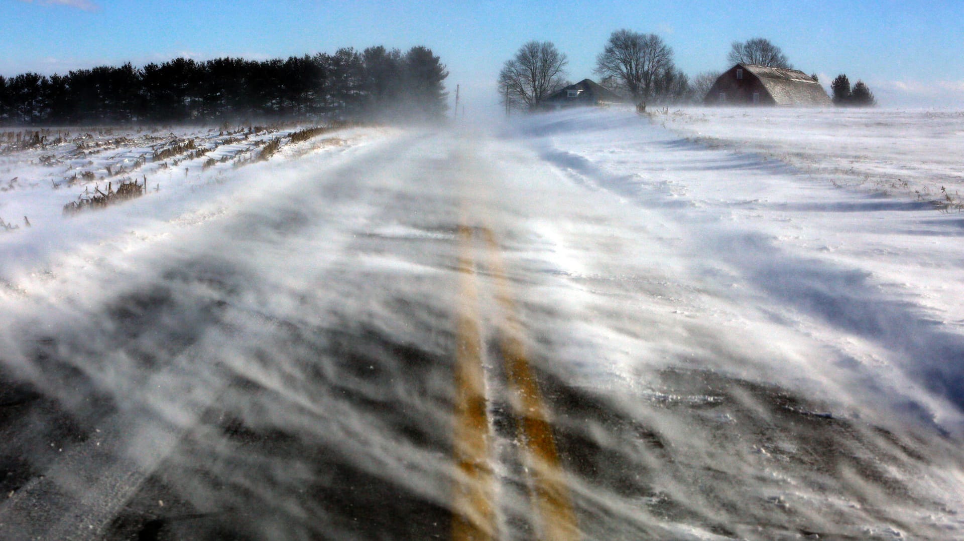 Schnee weht über eine Straße in Lancaster County, Pennsylvania: Die Schwäche des Jetstreams lässt kalte Luft vom Nordpol nach Süden entweichen.