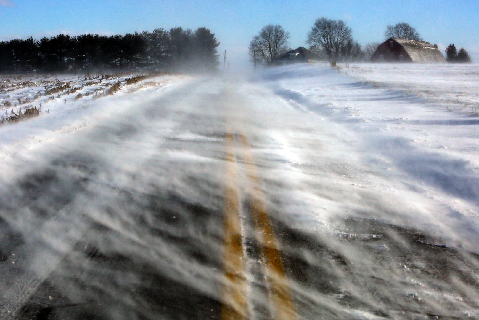 Schnee weht über eine Straße in Lancaster County, Pennsylvania: Die Schwäche des Jetstreams lässt kalte Luft vom Nordpol nach Süden entweichen.