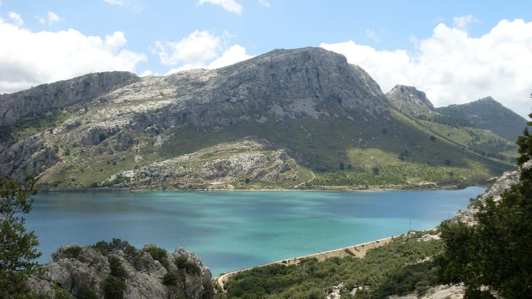 Stausee in Mallorca: Die künstlich gestauten Seen Cúber und Gorg Blau dienen Mallorca als Trinkwasserreserve.