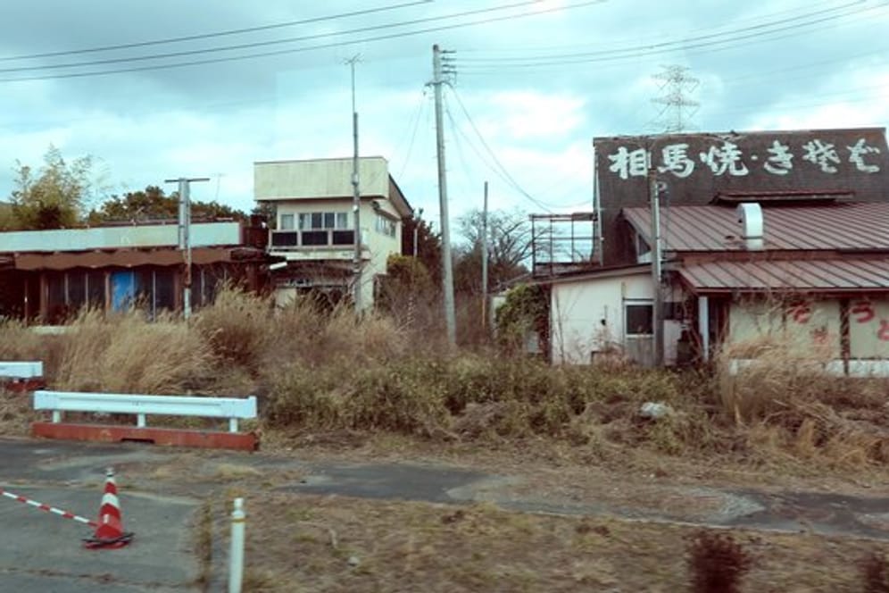 Verlassene Häuser in der nach wie vor zur Sperrzone erklärten Stadt Okuma Machi.