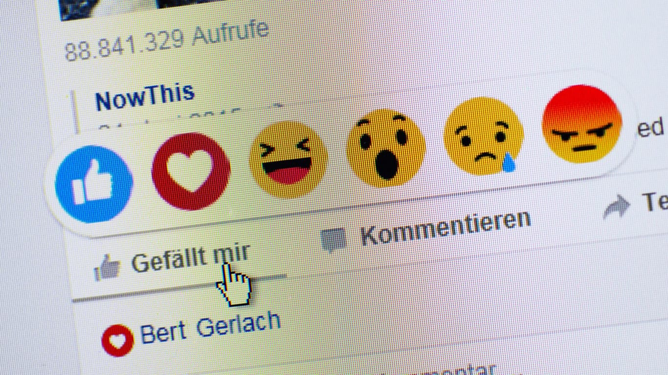Emoticons unter einem Facebook-Beitrag: Seit einem Jahr ist das Netzwerkdurchsetzungsgesetz in Kraft. Die Auswirkungen sind gering.