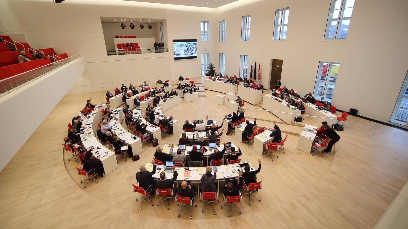 Blick in den Plenarsaals des Brandenburger Landtags: Damit hier künftig mehr Frauen sitzen, müssen die Wahllisten für die Landtagswahlen ab 2022 paritätisch aufgestellt sein. (Symbolbild)