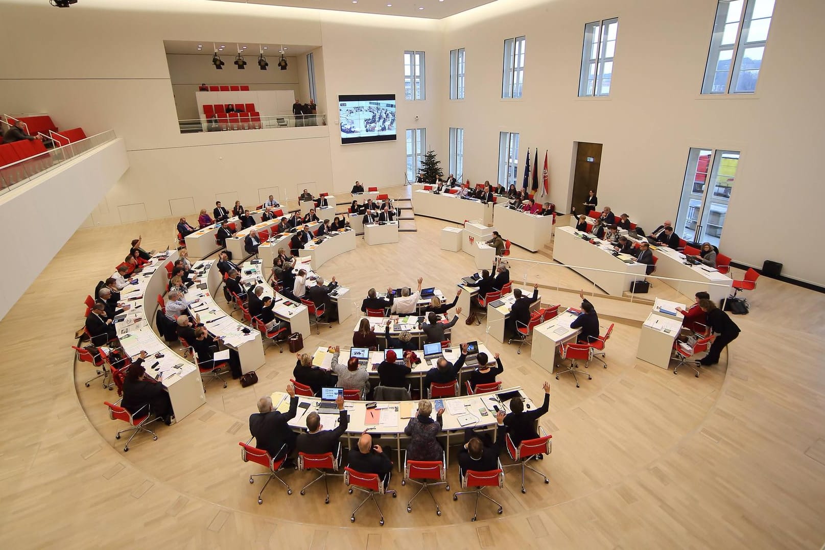 Blick in den Plenarsaals des Brandenburger Landtags: Damit hier künftig mehr Frauen sitzen, müssen die Wahllisten für die Landtagswahlen ab 2022 paritätisch aufgestellt sein. (Symbolbild)