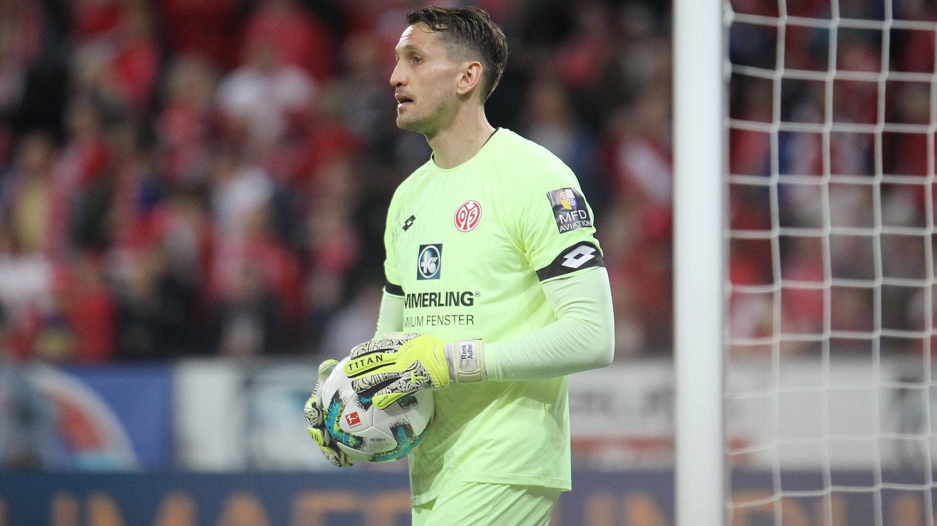 Nicht mehr lange am Ball? Mainz-Keeper René Adler.