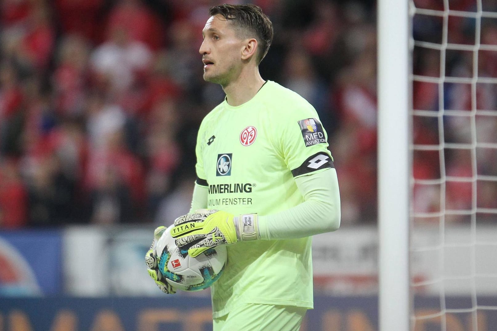 Nicht mehr lange am Ball? Mainz-Keeper René Adler.