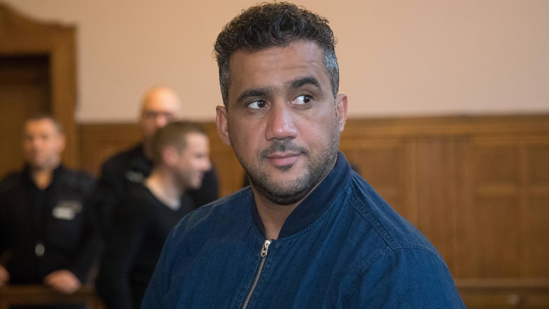Arafat Abou-Chaker: Der Clan-Chef darf das Gefängnis offenbar verlassen. Der Ermittlungsrichter sieht keinen Haftgrund. Arafat Abou-Chaker: Der Clan-Chef darf das Gefängnis offenbar verlassen. Der Ermittlungsrichter sieht keinen Haftgrund.