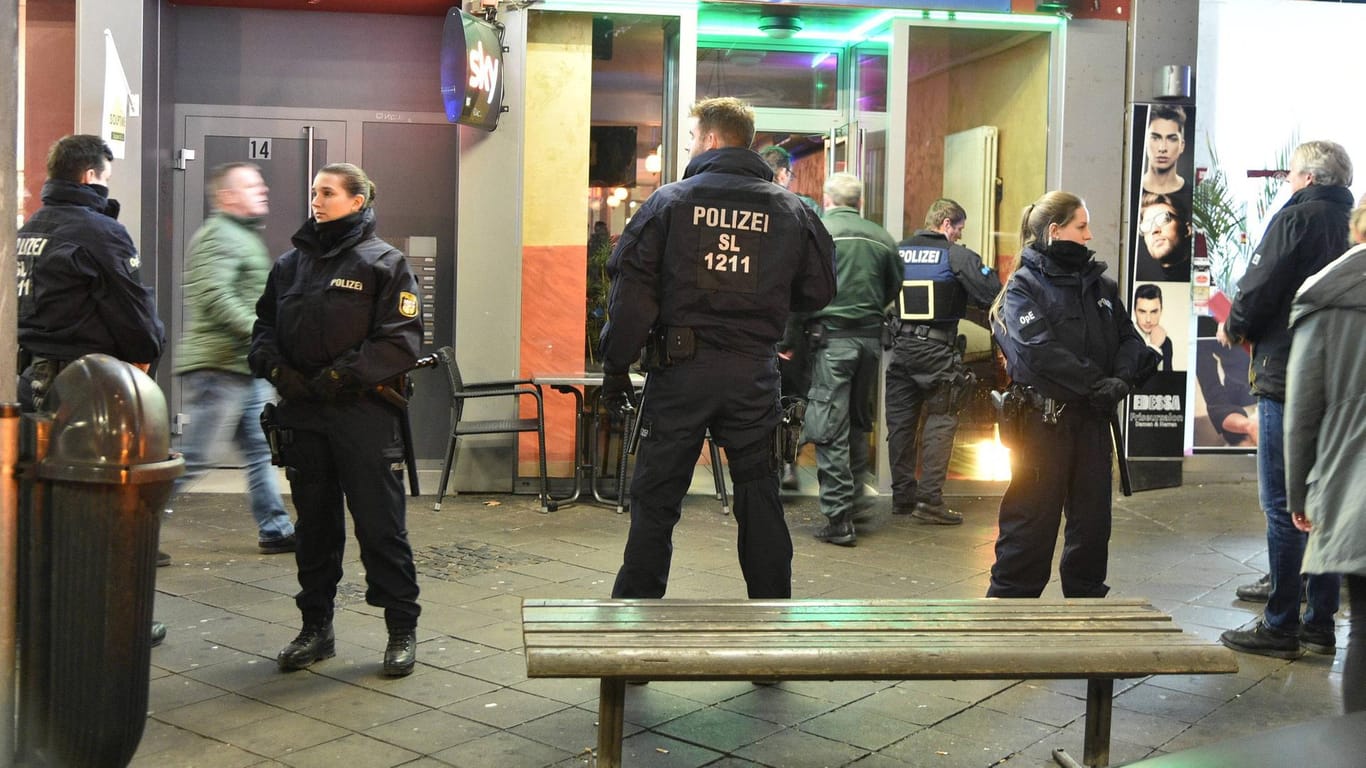 Razzia in in einer Shisha-Bar in Saarbrücken: Das Vorgehen gegen Clan-Kriminalität ist lange überfällig, meint Kolumnistin Lamya Kaddor.