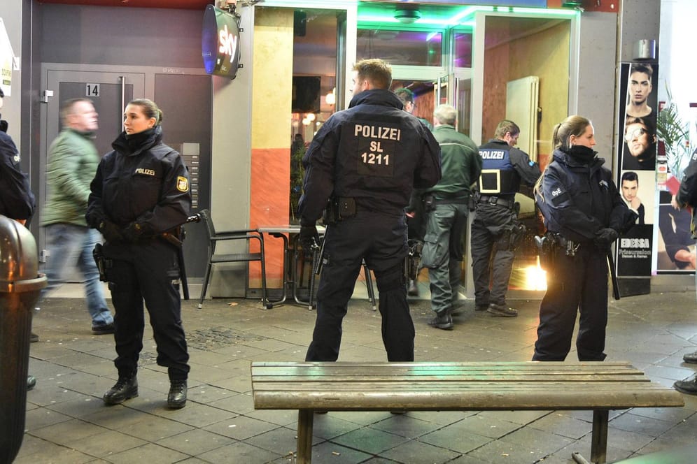 Razzia in in einer Shisha-Bar in Saarbrücken: Das Vorgehen gegen Clan-Kriminalität ist lange überfällig, meint Kolumnistin Lamya Kaddor.