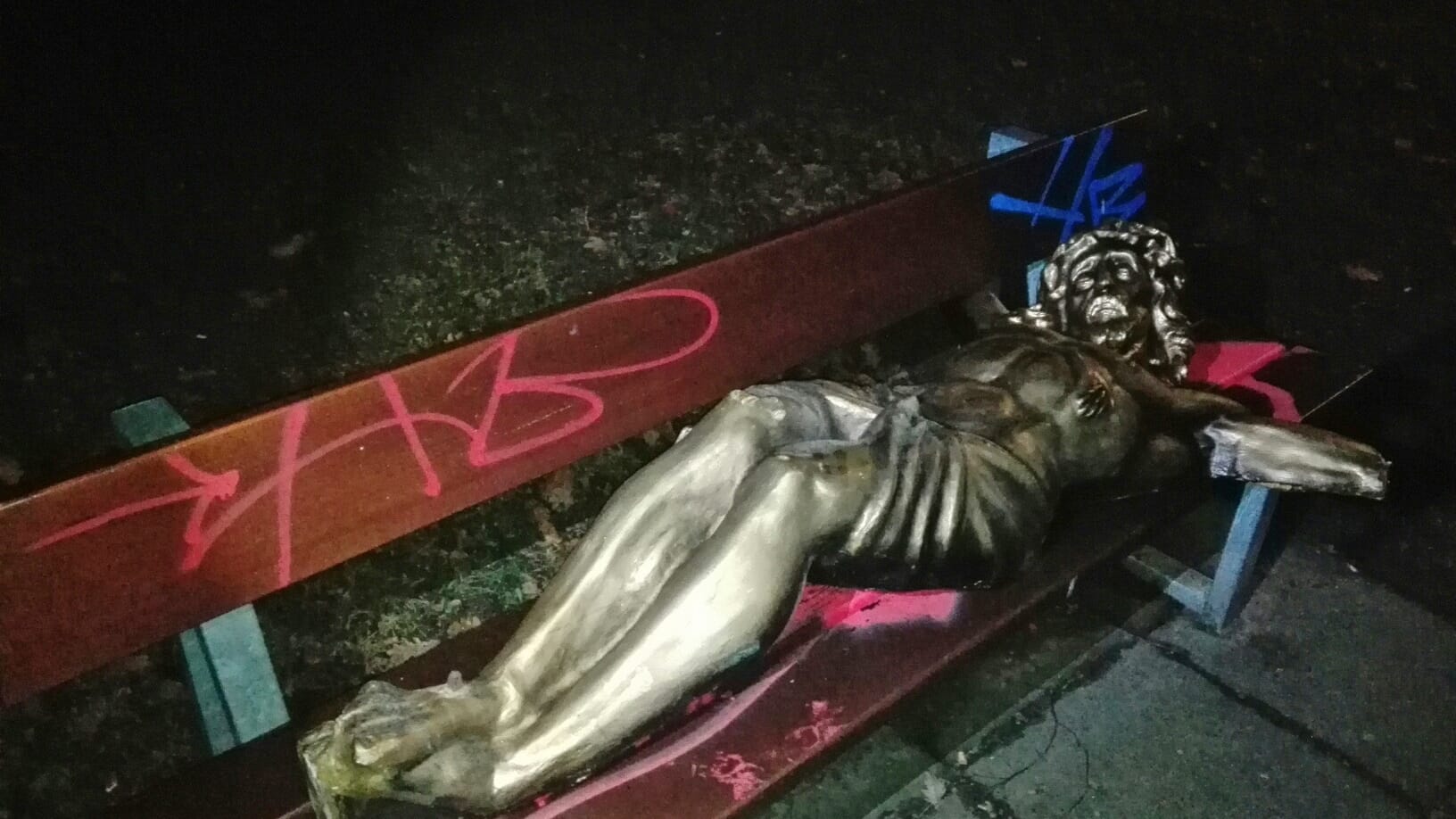 Goldene Jesusfigur auf Parkbank Goldene Jesusfigur auf Parkbank