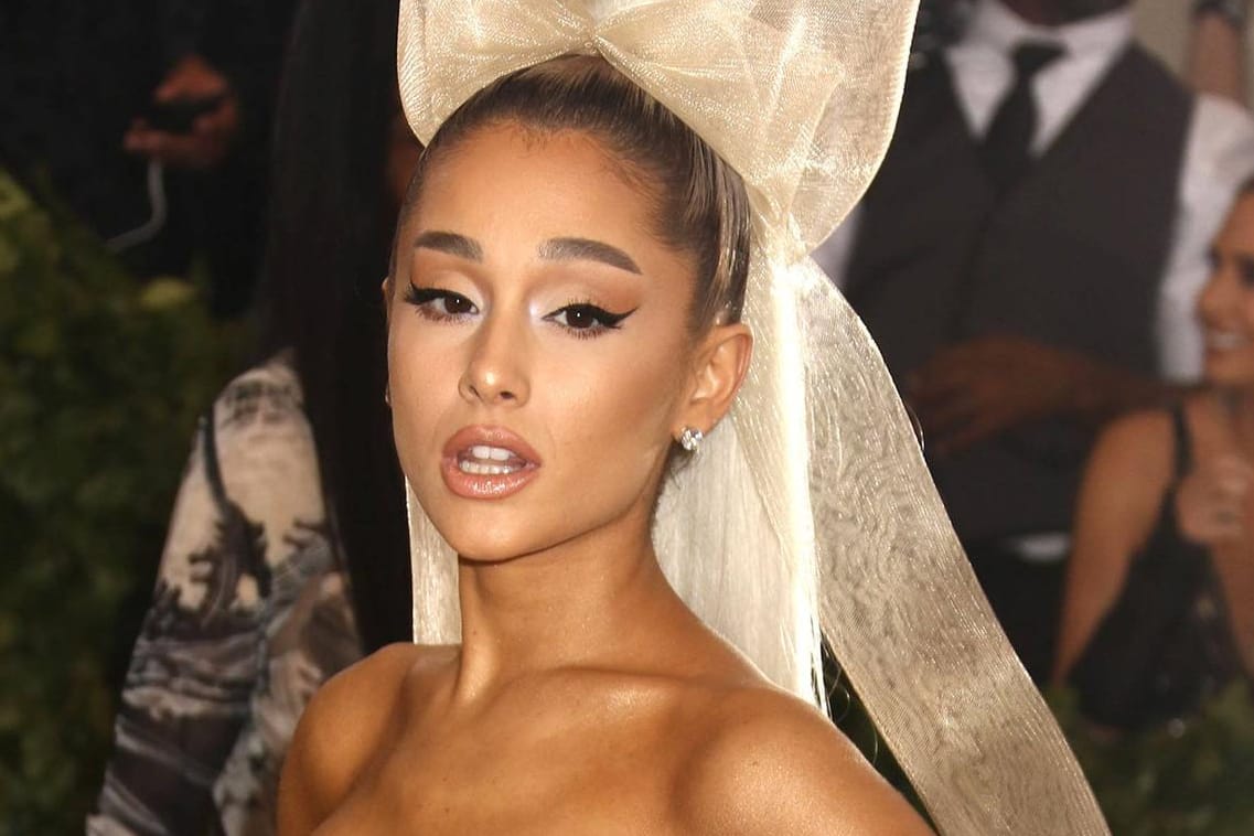 Ariana Grande: Die Sängerin ließ sich ein Tattoo stechen.