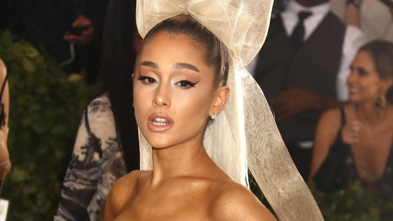 Ariana Grande: Die Sängerin ließ sich ein Tattoo stechen.