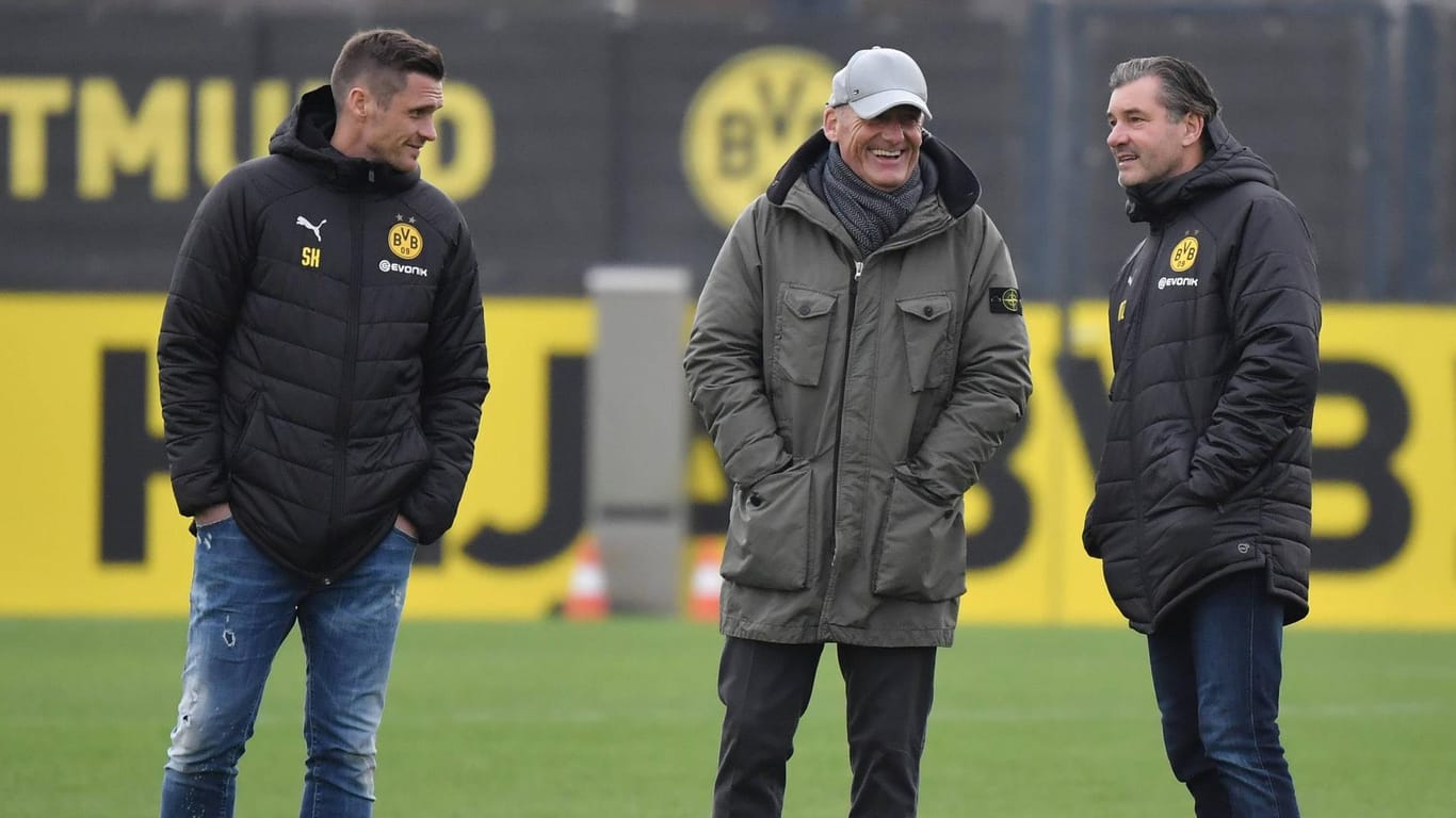 Beobachten das Training von Borussia Dortmund (v.r.).: Manager Michael Zorc, Geschäftsführer Hans-Joachim Watzke und Sebastian Kehl (Leiter der Lizenzspielerabteilung