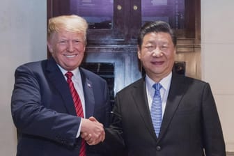 Trump und Jinping im vergangenen Jahr: Für eine Einigung im Handelsstreit, besteht der US-Präsident auf ein Treffen mit dem chinesischen Staatschef.