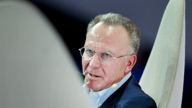 Karl-Heinz Rummenigge, Vorsitzender von Bayern München, beantwortet auf der Spobis Fragen. Karl-Heinz Rummenigge, Vorsitzender von Bayern München, beantwortet auf der Spobis Fragen.