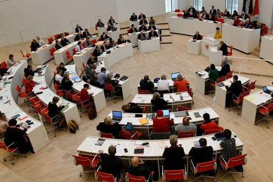 Bei Landtagswahlen in Brandenburg müssen die Parteien ihre Wahllisten künftig paritätisch mit Frauen und Männern besetzen.
