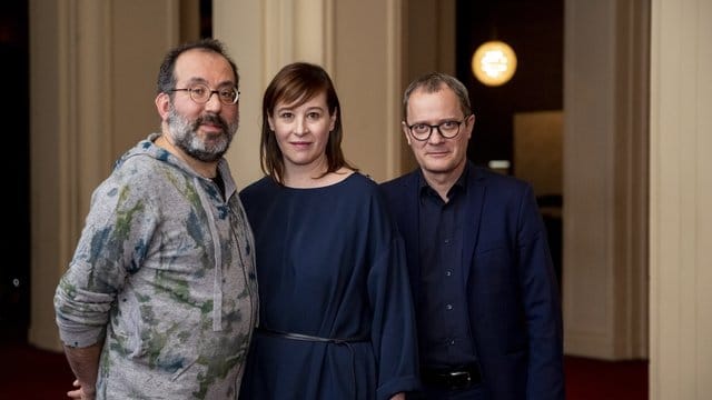Barrie Kosky (l-r), aktueller Intendant und designierter Hausregisseur der Komischen Oper Berlin, Susanne Moser, Geschäftsführende Direktorin und designierte Ko-Intendantin, und Philip Bröking, Operndirektor und ebenfalls designierter Ko-Intendant der Bühne. Barrie Kosky (l-r), aktueller Intendant und designierter Hausregisseur der Komischen Oper Berlin, Susanne Moser, Geschäftsführende Direktorin und designierte Ko-Intendantin, und Philip Bröking, Operndirektor und ebenfalls designierter Ko-Intendant der Bühne.