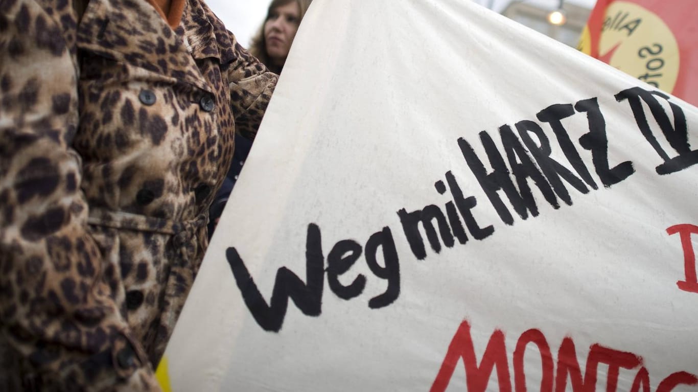 Demonstranten fordern in Berlin die Abschaffung von Hartz IV: Vor allem die Sanktionen sind umstritten.