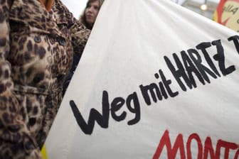 Demonstranten fordern in Berlin die Abschaffung von Hartz IV: Vor allem die Sanktionen sind umstritten.