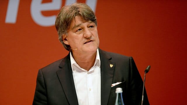 Bernd Wahler war vom Sommer 2013 bis zum Ende der Saison 2015/2016 Präsident des VfB Stuttgart. Bernd Wahler war vom Sommer 2013 bis zum Ende der Saison 2015/2016 Präsident des VfB Stuttgart.