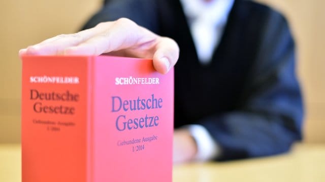 Der Bund unterstützt die Länder bei der Einstellung von 2000 neuen Staatsanwälten und Richtern. Der Bund unterstützt die Länder bei der Einstellung von 2000 neuen Staatsanwälten und Richtern.