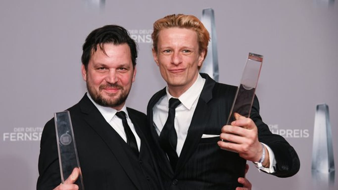 Sascha Alexander Gersak (l) und Alexander Scheer freuen sich über die Auszeichnung in der Kategorie "Bester Mehrteiler" für den Film "Gladbeck".