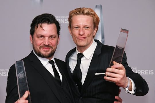 Sascha Alexander Gersak (l) und Alexander Scheer freuen sich über die Auszeichnung in der Kategorie "Bester Mehrteiler" für den Film "Gladbeck".