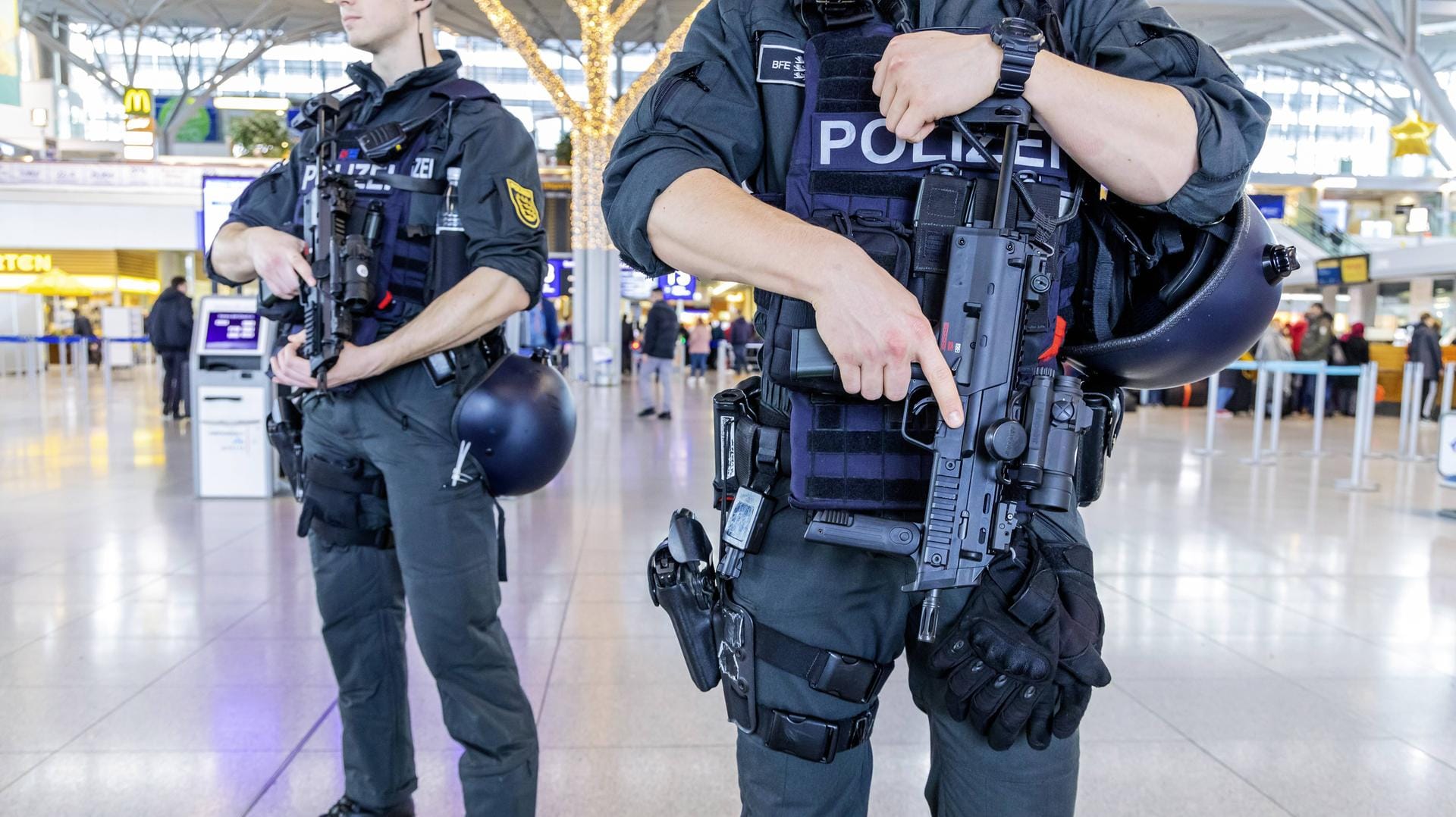 Einsatzkräfte der Polizei: Der "Pakt für den Rechtsstaat" regelt die Finanzierung Tausender neuer Stellen bei Justiz und Polizei. (Symbolfoto) Einsatzkräfte der Polizei: Der "Pakt für den Rechtsstaat" regelt die Finanzierung Tausender neuer Stellen bei Justiz und Polizei. (Symbolfoto)