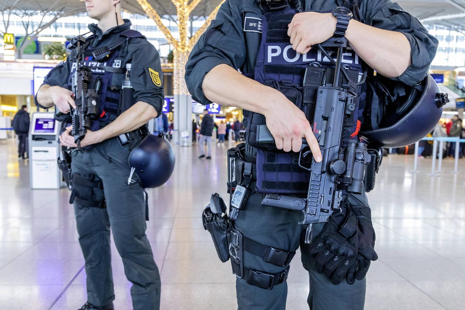 Einsatzkräfte der Polizei: Der "Pakt für den Rechtsstaat" regelt die Finanzierung Tausender neuer Stellen bei Justiz und Polizei. (Symbolfoto)