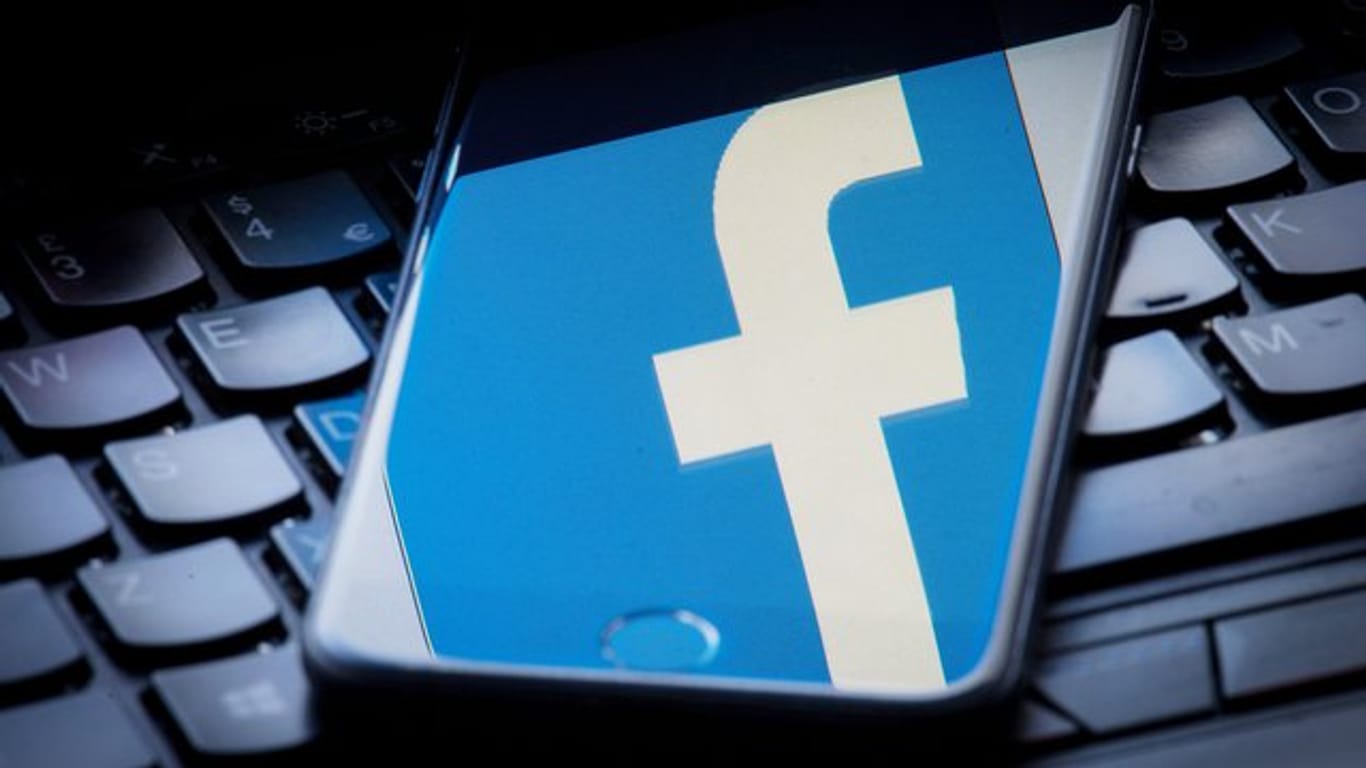 Facebook hat nach eigenen Angaben 365 Facebook-Accounts, 262 Seiten und 162 Instagram-Profile die mit dem Iran verbunden waren entfernt.