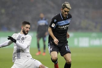 Inter Mailands Roberto Gagliardini (l) im Duell mit Luis Alberto von Lazio Rom.